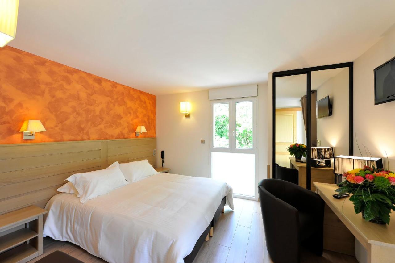 Logis Hotel Restaurant Les 2 Rives - A75, En Bordure De Riviere Банассак Экстерьер фото