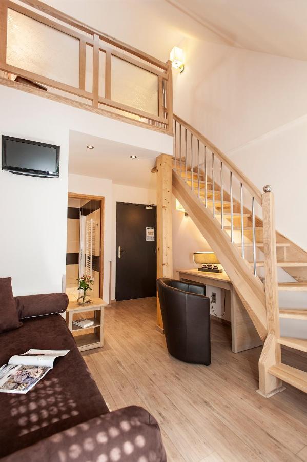 Logis Hotel Restaurant Les 2 Rives - A75, En Bordure De Riviere Банассак Экстерьер фото