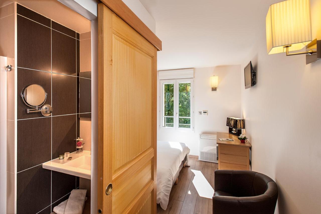 Logis Hotel Restaurant Les 2 Rives - A75, En Bordure De Riviere Банассак Экстерьер фото