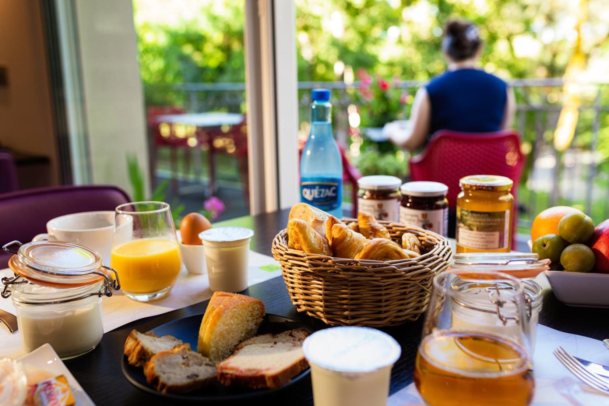 Logis Hotel Restaurant Les 2 Rives - A75, En Bordure De Riviere Банассак Экстерьер фото