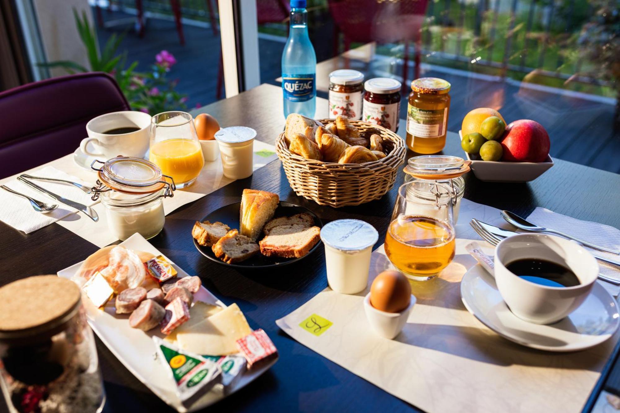 Logis Hotel Restaurant Les 2 Rives - A75, En Bordure De Riviere Банассак Экстерьер фото