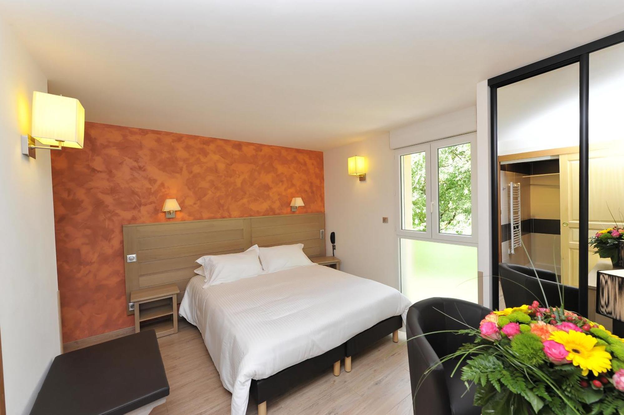 Logis Hotel Restaurant Les 2 Rives - A75, En Bordure De Riviere Банассак Экстерьер фото