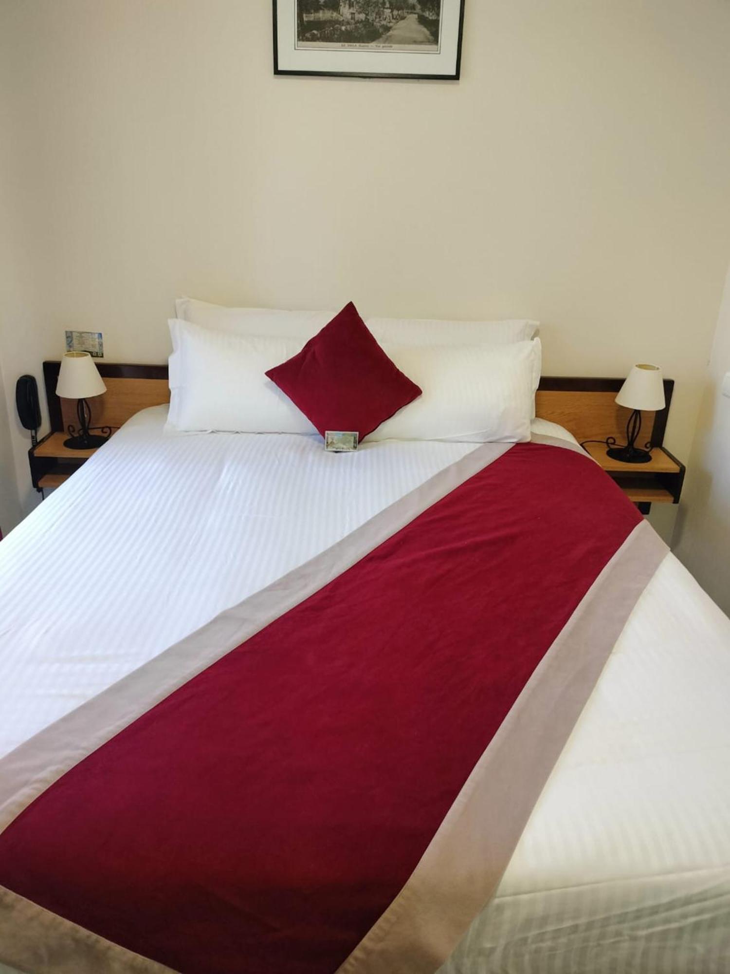 Logis Hotel Restaurant Les 2 Rives - A75, En Bordure De Riviere Банассак Экстерьер фото