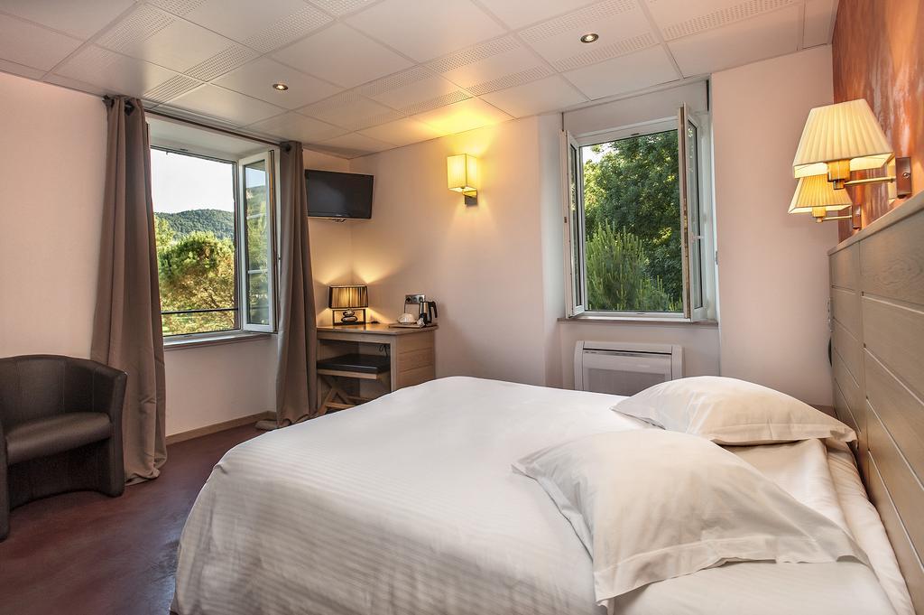 Logis Hotel Restaurant Les 2 Rives - A75, En Bordure De Riviere Банассак Экстерьер фото