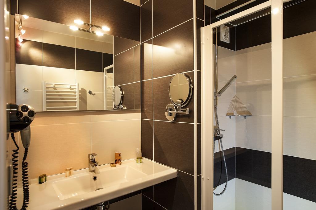 Logis Hotel Restaurant Les 2 Rives - A75, En Bordure De Riviere Банассак Экстерьер фото
