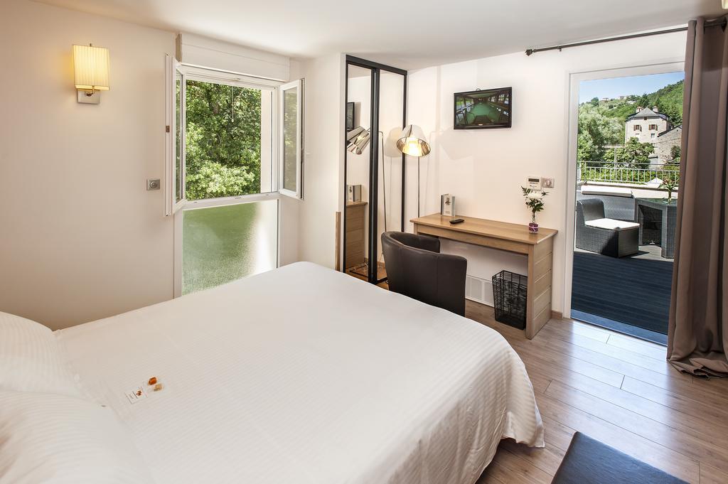 Logis Hotel Restaurant Les 2 Rives - A75, En Bordure De Riviere Банассак Экстерьер фото