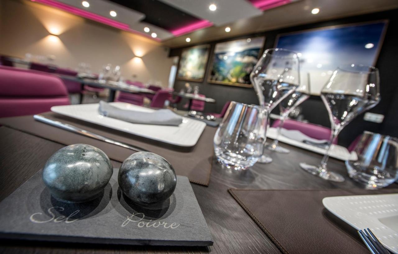 Logis Hotel Restaurant Les 2 Rives - A75, En Bordure De Riviere Банассак Экстерьер фото